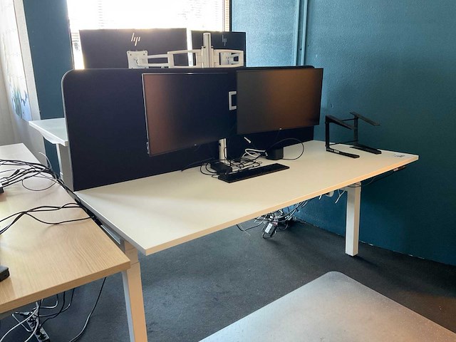 Werkeiland met monitoren en dockingstations - afbeelding 21 van  27