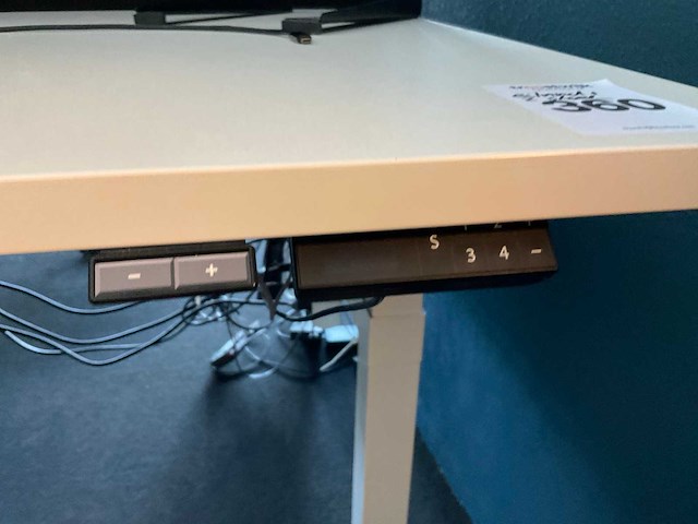 Werkeiland met monitoren en dockingstations - afbeelding 24 van  27