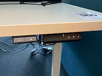 Werkeiland met monitoren en dockingstations - afbeelding 24 van  27