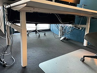 Werkeiland met monitoren en dockingstations - afbeelding 25 van  27