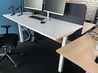 Werkeiland met monitoren en dockingstations - afbeelding 7 van  7