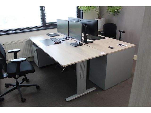 Werkeiland opgebouwd uit twee in hoogte verstelbare bureaus, ladekast met vier laden en verrijdbare onderka... - afbeelding 1 van  6