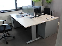 Werkeiland opgebouwd uit twee in hoogte verstelbare bureaus, ladekast met vier laden en verrijdbare onderka...
