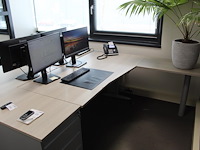 Werkeiland opgebouwd uit twee in hoogte verstelbare bureaus, ladekast met vier laden en verrijdbare onderka... - afbeelding 2 van  6