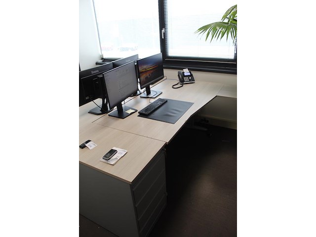 Werkeiland opgebouwd uit twee in hoogte verstelbare bureaus, ladekast met vier laden en verrijdbare onderka... - afbeelding 3 van  6