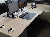 Werkeiland opgebouwd uit twee in hoogte verstelbare bureaus, ladekast met vier laden en verrijdbare onderka... - afbeelding 3 van  6