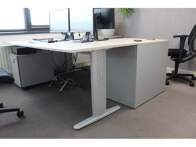 Werkeiland opgebouwd uit twee in hoogte verstelbare bureaus, ladekast met vier laden en verrijdbare onderka... - afbeelding 4 van  6