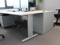 Werkeiland opgebouwd uit twee in hoogte verstelbare bureaus, ladekast met vier laden en verrijdbare onderka... - afbeelding 4 van  6