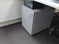 Werkeiland opgebouwd uit twee in hoogte verstelbare bureaus, ladekast met vier laden en verrijdbare onderka... - afbeelding 6 van  6