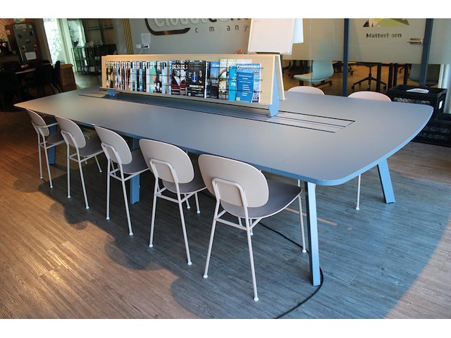 Werkeiland voorzien kabelgoten en dubbelzijdige lectuurplank. afmeting. 400 x 160 x 75 cm. tafel is te demo... - afbeelding 1 van  4
