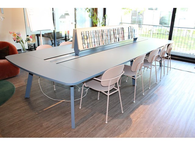 Werkeiland voorzien kabelgoten en dubbelzijdige lectuurplank. afmeting. 400 x 160 x 75 cm. tafel is te demo... - afbeelding 2 van  4