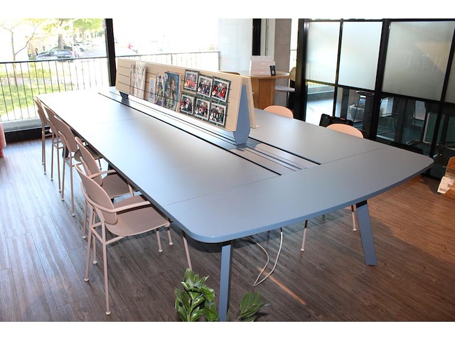 Werkeiland voorzien kabelgoten en dubbelzijdige lectuurplank. afmeting. 400 x 160 x 75 cm. tafel is te demo... - afbeelding 3 van  4