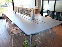 Werkeiland voorzien kabelgoten en dubbelzijdige lectuurplank. afmeting. 400 x 160 x 75 cm. tafel is te demo... - afbeelding 3 van  4
