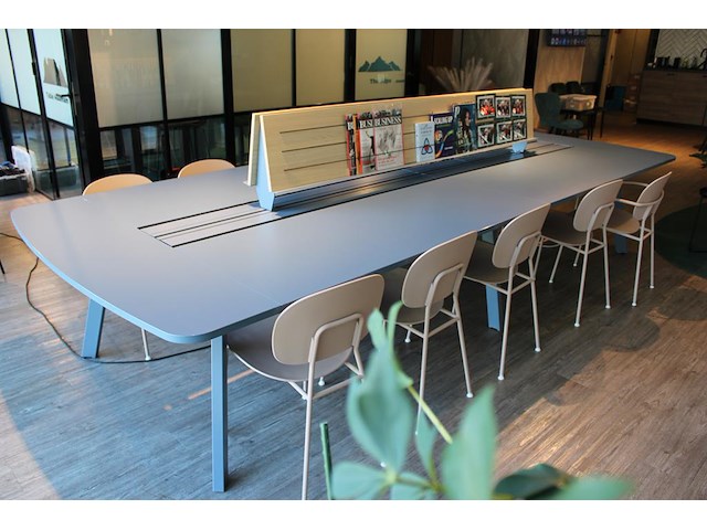 Werkeiland voorzien kabelgoten en dubbelzijdige lectuurplank. afmeting. 400 x 160 x 75 cm. tafel is te demo... - afbeelding 4 van  4
