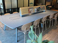 Werkeiland voorzien kabelgoten en dubbelzijdige lectuurplank. afmeting. 400 x 160 x 75 cm. tafel is te demo... - afbeelding 4 van  4
