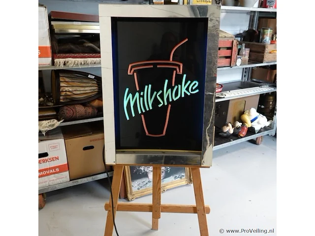 Werkende milkshake neon verlichting. werkt - afbeelding 1 van  10