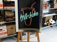 Werkende milkshake neon verlichting. werkt