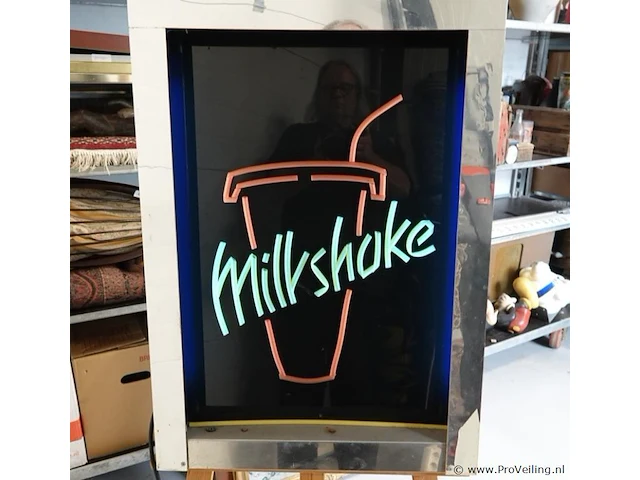 Werkende milkshake neon verlichting. werkt - afbeelding 3 van  10