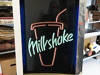 Werkende milkshake neon verlichting. werkt - afbeelding 3 van  10