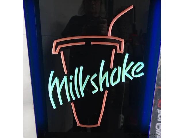 Werkende milkshake neon verlichting. werkt - afbeelding 4 van  10