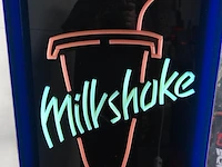 Werkende milkshake neon verlichting. werkt - afbeelding 4 van  10