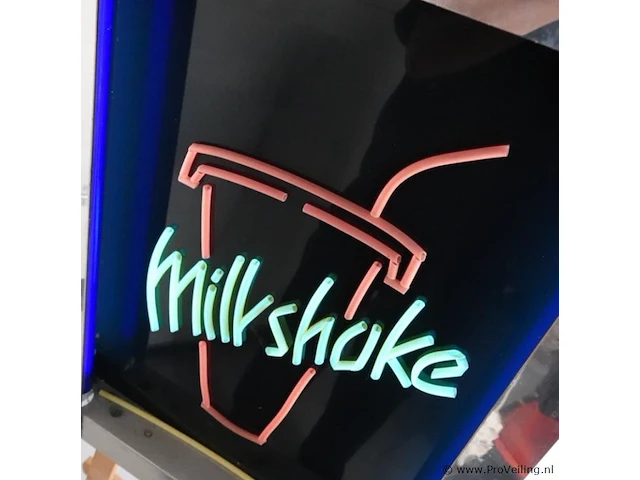 Werkende milkshake neon verlichting. werkt - afbeelding 6 van  10