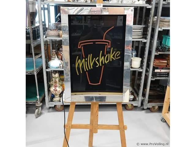 Werkende milkshake neon verlichting. werkt - afbeelding 7 van  10