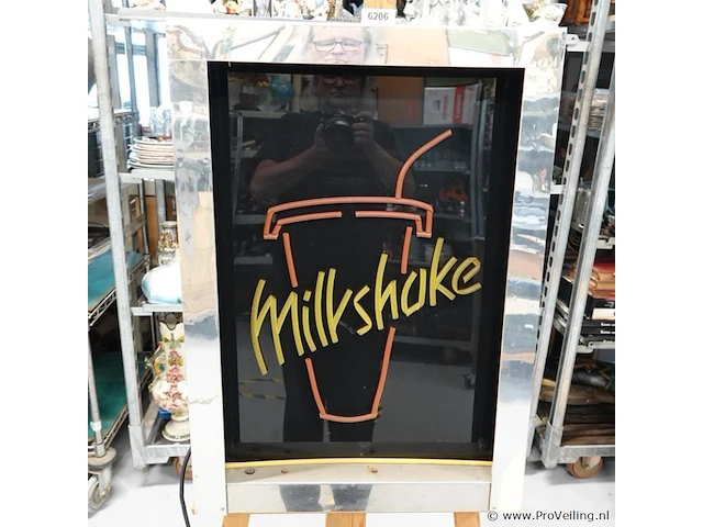 Werkende milkshake neon verlichting. werkt - afbeelding 8 van  10