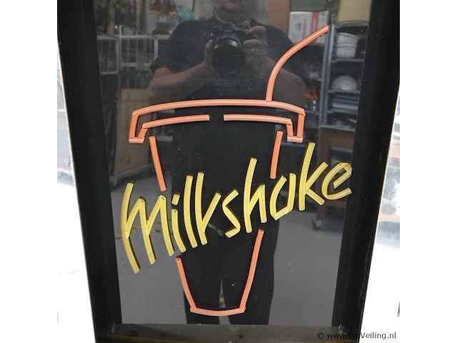 Werkende milkshake neon verlichting. werkt - afbeelding 9 van  10