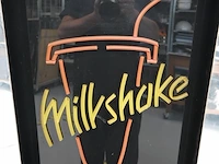 Werkende milkshake neon verlichting. werkt - afbeelding 9 van  10