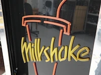 Werkende milkshake neon verlichting. werkt - afbeelding 10 van  10
