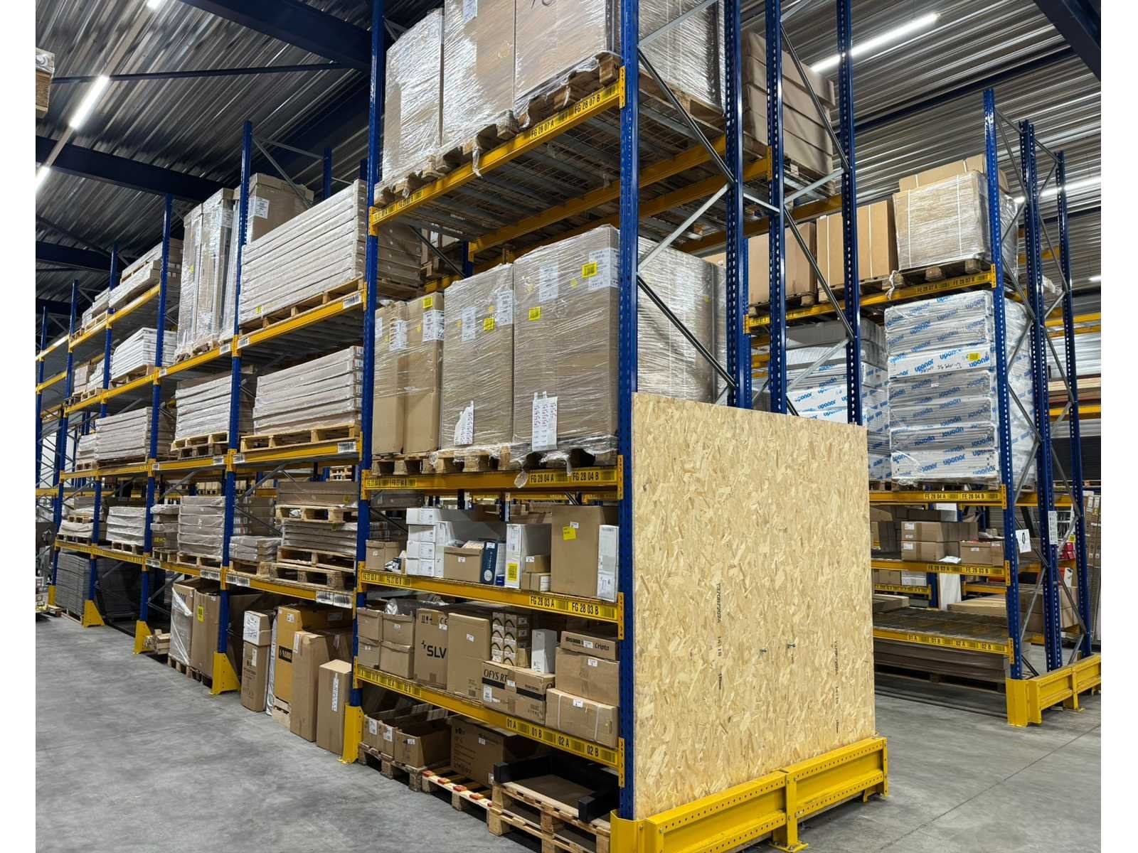Werkhandschoenen, veiligheidskleding, radiatoren, installatiematerialen en gereedschap