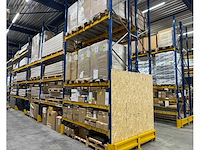 Werkhandschoenen, veiligheidskleding, radiatoren, installatiematerialen en gereedschap