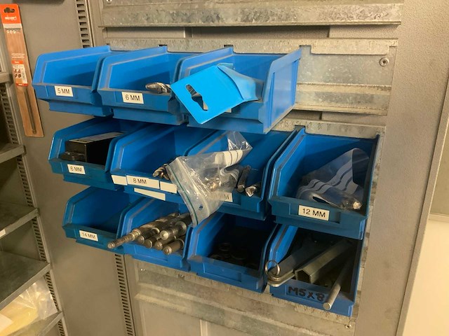 Werkkast met inhoud - afbeelding 5 van  9