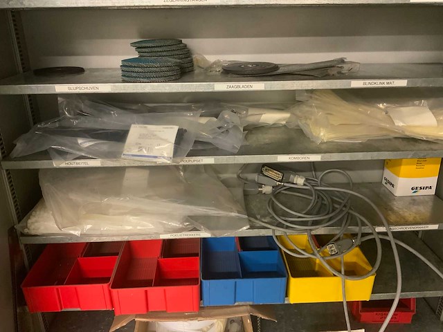 Werkkast met inhoud - afbeelding 8 van  9