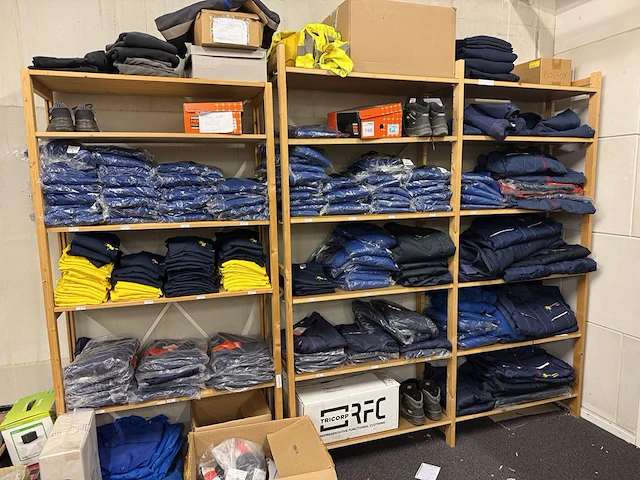 Werkkleding in drie stellingdelen w.o. truien, polo's, broeken en jacks met reclame opdruk - afbeelding 1 van  4