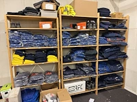 Werkkleding in drie stellingdelen w.o. truien, polo's, broeken en jacks met reclame opdruk