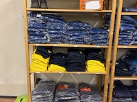 Werkkleding in drie stellingdelen w.o. truien, polo's, broeken en jacks met reclame opdruk - afbeelding 2 van  4