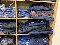Werkkleding in drie stellingdelen w.o. truien, polo's, broeken en jacks met reclame opdruk - afbeelding 4 van  4