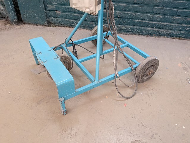 Werklamp op verrijdbaar onderstel - afbeelding 3 van  7