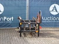 Werkmachine met aanwijzingsborden - afbeelding 1 van  1