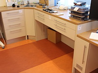 Werkmeubel voorzien van wasbak met mengkraan, ingebouwde afvalbak, zeven lades en twee kastjes. exclusief p...