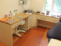 Werkmeubel voorzien van wasbak met mengkraan, ingebouwde afvalbak, zeven lades en twee kastjes. exclusief p...