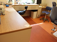 Werkmeubel voorzien van wasbak met mengkraan, ingebouwde afvalbak, zeven lades en twee kastjes - afbeelding 2 van  4