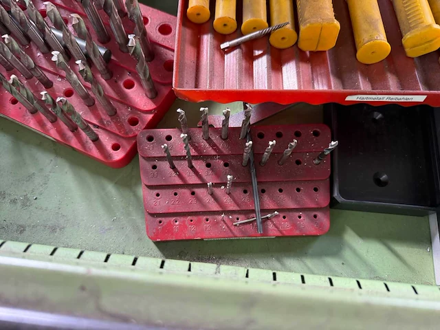 Werkplaatkast met inhoud - afbeelding 9 van  17