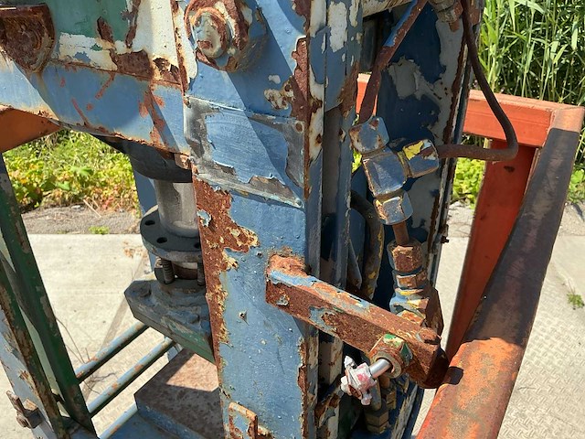 Werkplaats hydraulische pers met mandbak - afbeelding 7 van  7