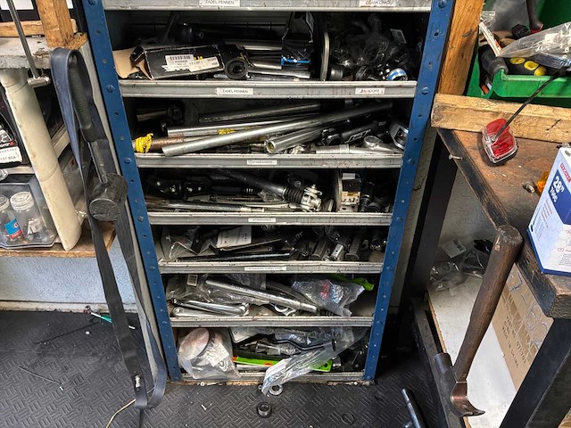 Werkplaats inventaris en onderdelen - afbeelding 4 van  5