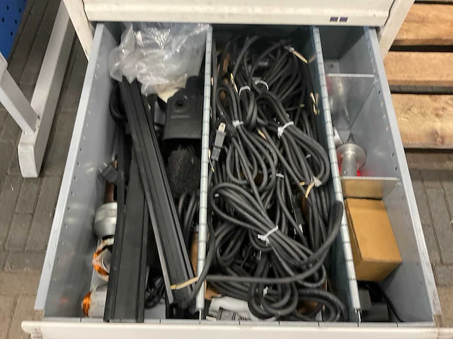 Werkplaats ladenkast met inhoud - afbeelding 7 van  8