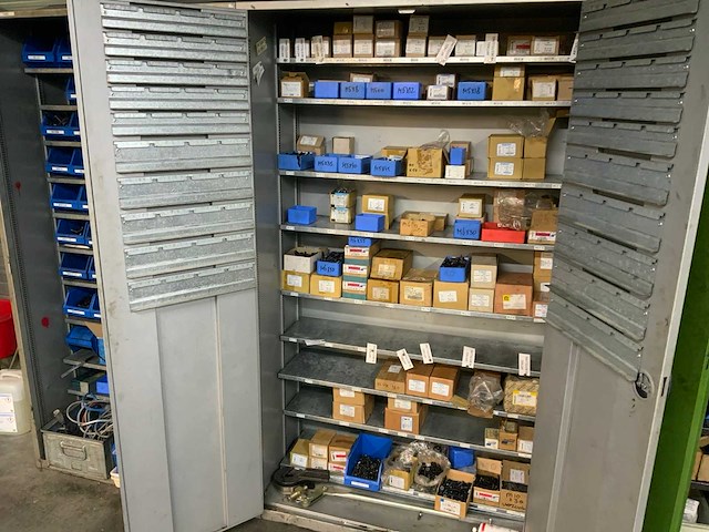 Werkplaats met inhoud (2x) - afbeelding 10 van  14