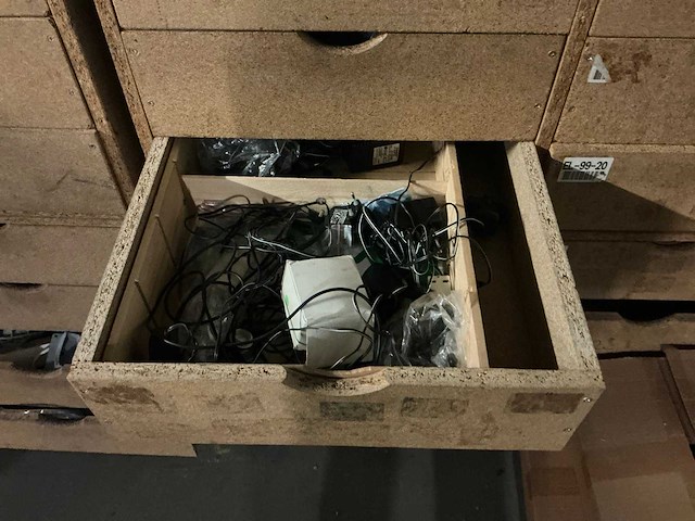 Werkplaatsinventaris en gereedschappen - afbeelding 4 van  41